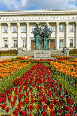 SOFYA, BULGARIA - 1 Mayıs 2022: Bulgaristan 'ın başkenti Sofya' daki Aziz Kiril ve Aziz Methodius Ulusal Kütüphanesinin bahar manzarası