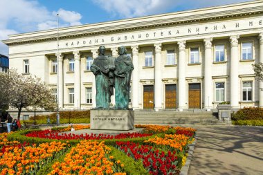 SOFYA, BULGARIA - 1 Mayıs 2022: Bulgaristan 'ın başkenti Sofya' daki Aziz Kiril ve Aziz Methodius Ulusal Kütüphanesinin bahar manzarası