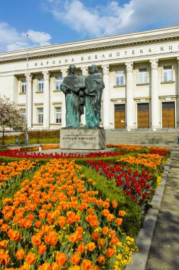 SOFYA, BULGARIA - 1 Mayıs 2022: Bulgaristan 'ın başkenti Sofya' daki Aziz Kiril ve Aziz Methodius Ulusal Kütüphanesinin bahar manzarası