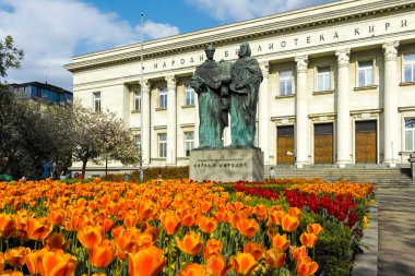 SOFYA, BULGARIA - 1 Mayıs 2022: Bulgaristan 'ın başkenti Sofya' daki Aziz Kiril ve Aziz Methodius Ulusal Kütüphanesinin bahar manzarası