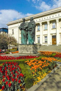 SOFYA, BULGARIA - 1 Mayıs 2022: Bulgaristan 'ın başkenti Sofya' daki Aziz Kiril ve Aziz Methodius Ulusal Kütüphanesinin bahar manzarası