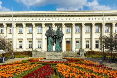 SOFYA, BULGARIA - 1 Mayıs 2022: Bulgaristan 'ın başkenti Sofya' daki Aziz Kiril ve Aziz Methodius Ulusal Kütüphanesinin bahar manzarası