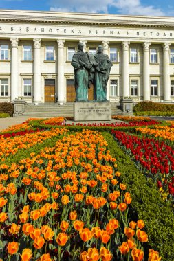 SOFYA, BULGARIA - 1 Mayıs 2022: Bulgaristan 'ın başkenti Sofya' daki Aziz Kiril ve Aziz Methodius Ulusal Kütüphanesinin bahar manzarası