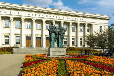 SOFYA, BULGARIA - 1 Mayıs 2022: Bulgaristan 'ın başkenti Sofya' daki Aziz Kiril ve Aziz Methodius Ulusal Kütüphanesinin bahar manzarası