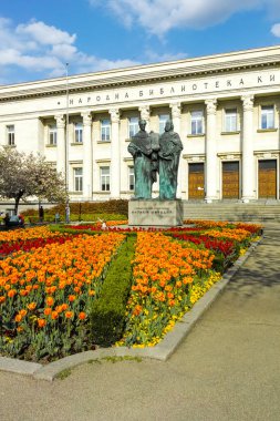 SOFYA, BULGARIA - 1 Mayıs 2022: Bulgaristan 'ın başkenti Sofya' daki Aziz Kiril ve Aziz Methodius Ulusal Kütüphanesinin bahar manzarası