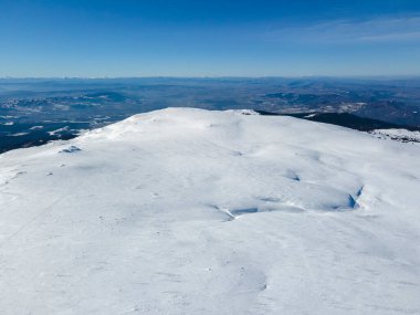 Bulgaristan 'ın Sofya kentinin Cherni Vrah tepesi yakınlarındaki Vitosha Dağı' nın hava kışı manzarası