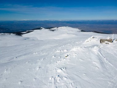 Bulgaristan 'ın Sofya kentinin Cherni Vrah tepesi yakınlarındaki Vitosha Dağı' nın hava kışı manzarası