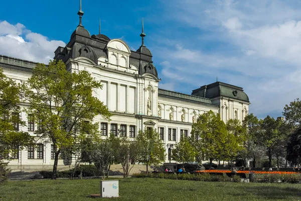 SOFYA, BULGARIA - 1 Mayıs 2022: Bulgaristan 'ın Sofya kentindeki Ulusal Yabancı Sanat Galerisi 500' ün bahar manzarası