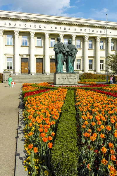 SOFYA, BULGARIA - 1 Mayıs 2022: Bulgaristan 'ın başkenti Sofya' daki Aziz Kiril ve Aziz Methodius Ulusal Kütüphanesinin bahar manzarası