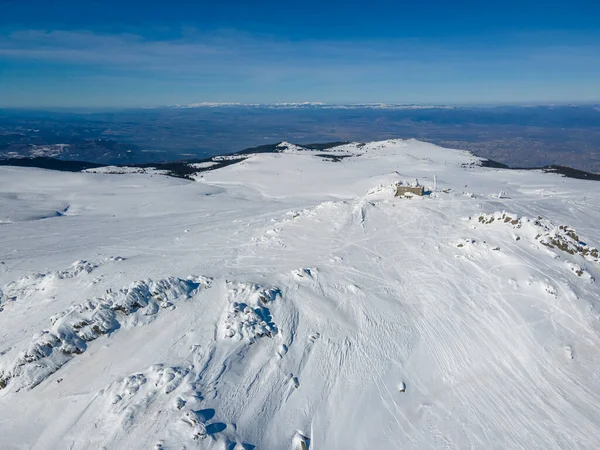Bulgaristan 'ın Sofya kentinin Cherni Vrah tepesi yakınlarındaki Vitosha Dağı' nın hava kışı manzarası