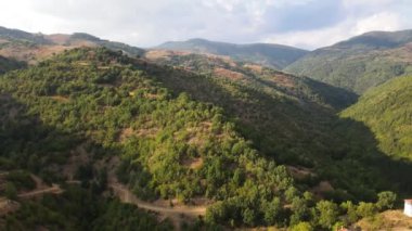 Bulgaristan 'ın Blagoevgrad bölgesinde şeytanlarla dolu bir manastır olan Aziz George' a adanmış Ortaçağ Churilovo manastırının hava manzarası