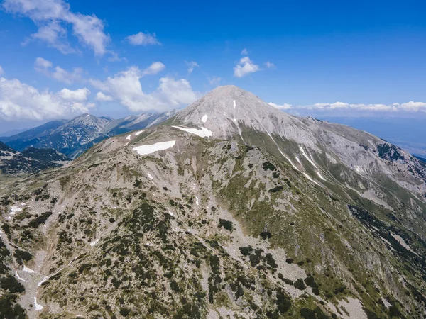 Bulgaristan 'ın Muratov zirvesi yakınlarındaki Pirin Dağı' nın şaşırtıcı hava manzarası