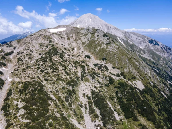 Bulgaristan 'ın Muratov zirvesi yakınlarındaki Pirin Dağı' nın şaşırtıcı hava manzarası