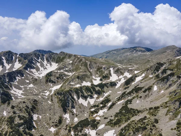 Bulgaristan 'ın Muratov zirvesi yakınlarındaki Pirin Dağı' nın şaşırtıcı hava manzarası