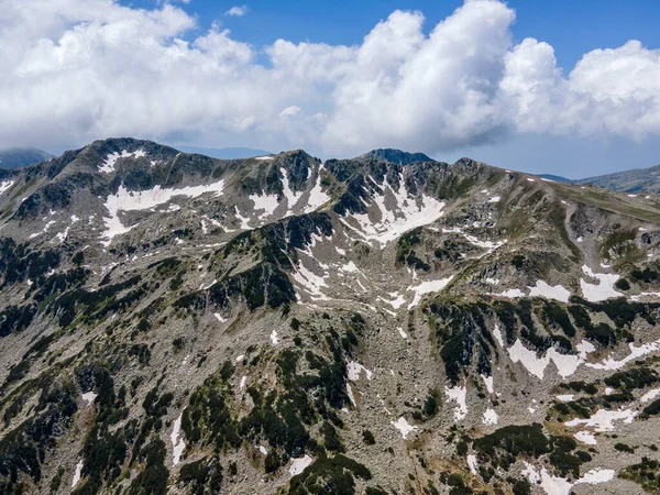 Bulgaristan 'ın Muratov zirvesi yakınlarındaki Pirin Dağı' nın şaşırtıcı hava manzarası
