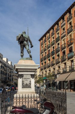 Madrid, İspanya - 23 Ocak 2018: Eloy Gonzalo anıt görünümünü şaşırtıcı Cascorro kahraman şehir Madrid, İspanya