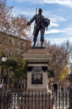Madrid, İspanya - 23 Ocak 2018: Eloy Gonzalo anıt görünümünü şaşırtıcı Cascorro kahraman şehir Madrid, İspanya