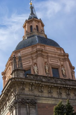 MADRID, İspanya - 23 Ocak 2018: Madrid, İspanya 'daki Saint Andrew Kilisesi' nin muhteşem manzarası