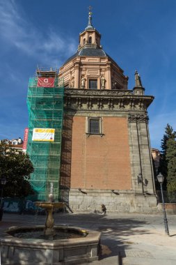MADRID, İspanya - 23 Ocak 2018: Madrid, İspanya 'daki Saint Andrew Kilisesi' nin muhteşem manzarası