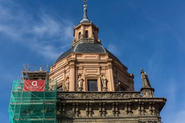 MADRID, İspanya - 23 Ocak 2018: Madrid, İspanya 'daki Saint Andrew Kilisesi' nin muhteşem manzarası