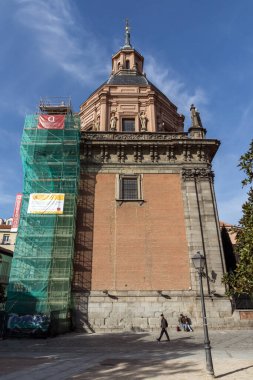 MADRID, İspanya - 23 Ocak 2018: Madrid, İspanya 'daki Saint Andrew Kilisesi' nin muhteşem manzarası