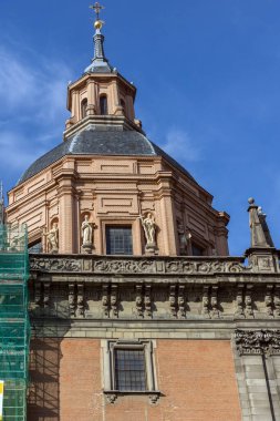 MADRID, İspanya - 23 Ocak 2018: Madrid, İspanya 'daki Saint Andrew Kilisesi' nin muhteşem manzarası