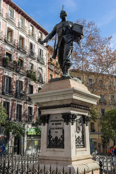 Madrid, İspanya - 23 Ocak 2018: Eloy Gonzalo anıt görünümünü şaşırtıcı Cascorro kahraman şehir Madrid, İspanya