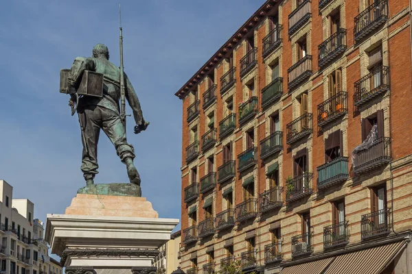 Madrid, İspanya - 23 Ocak 2018: Eloy Gonzalo anıt görünümünü şaşırtıcı Cascorro kahraman şehir Madrid, İspanya