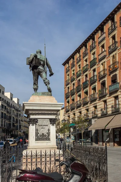Madrid, İspanya - 23 Ocak 2018: Eloy Gonzalo anıt görünümünü şaşırtıcı Cascorro kahraman şehir Madrid, İspanya