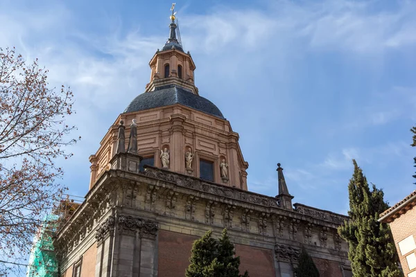 MADRID, İspanya - 23 Ocak 2018: Madrid, İspanya 'daki Saint Andrew Kilisesi' nin muhteşem manzarası