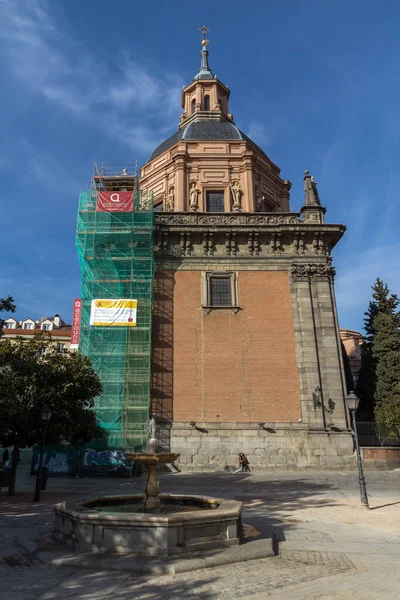 MADRID, İspanya - 23 Ocak 2018: Madrid, İspanya 'daki Saint Andrew Kilisesi' nin muhteşem manzarası
