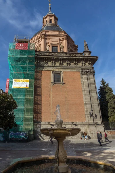 MADRID, İspanya - 23 Ocak 2018: Madrid, İspanya 'daki Saint Andrew Kilisesi' nin muhteşem manzarası
