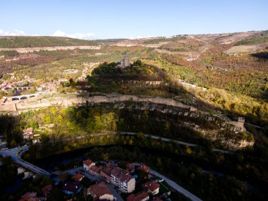 Bulgaristan 'ın Veliko Tarnovo kentinin şaşırtıcı Hava Günbatımı manzarası