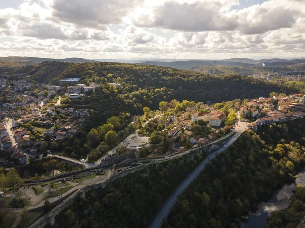 Bulgaristan 'ın Veliko Tarnovo kentinin şaşırtıcı Hava Günbatımı manzarası