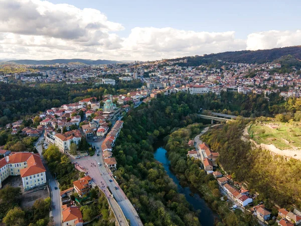 Bulgaristan 'ın Veliko Tarnovo kentinin şaşırtıcı Hava Günbatımı manzarası