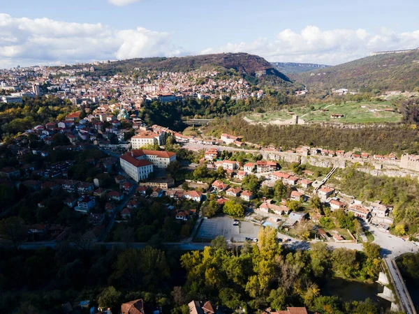 Bulgaristan 'ın Veliko Tarnovo kentinin şaşırtıcı Hava Günbatımı manzarası