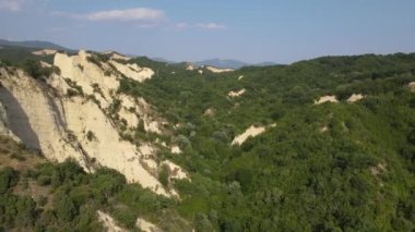 Rozhen kum piramitlerinin hava günbatımı manzarası, Blagoevgrad bölgesi, Bulgaristan