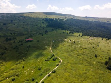 Bulgaristan 'ın Sofya Şehir Bölgesi, Vitosha Dağı' ndaki Konyarnika bölgesinin havadan görüntüsü