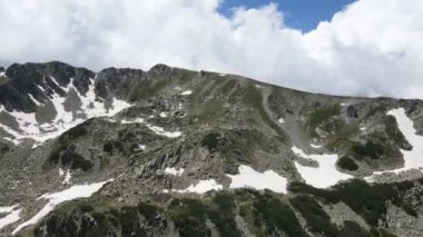 Bulgaristan 'ın Muratov zirvesi yakınlarındaki Pirin Dağı' nın şaşırtıcı hava manzarası