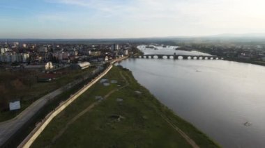 Bulgaristan 'ın Haskovo Bölgesi' nin Svilengrad kentindeki Maritsa nehri üzerindeki 16. yüzyıl Mustafa Paşa Köprüsü 'nün (Eski Köprü) havadan görünüşü