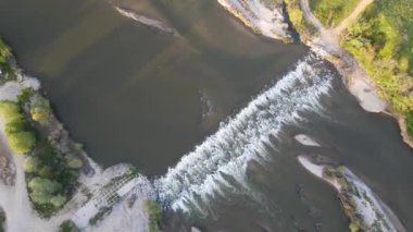 Bulgaristan 'ın Blagoevgrad bölgesinin Topolnitsa köyü yakınlarındaki Struma nehrinin hava günbatımı manzarası