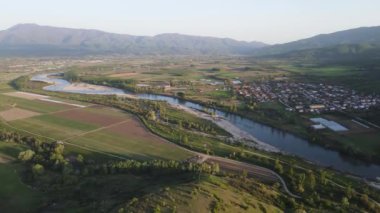 Bulgaristan 'ın Blagoevgrad bölgesinin Topolnitsa köyü yakınlarındaki Struma nehrinin hava günbatımı manzarası