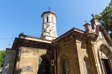 RUSE, BULGARIA - 15 AĞUSTOS 2021: Bulgaristan 'ın Ruse kentinin merkezindeki Kutsal Üçlemeci Ortodoks Kilisesi