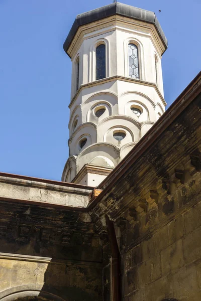 RUSE, BULGARIA - 15 AĞUSTOS 2021: Bulgaristan 'ın Ruse kentinin merkezindeki Kutsal Üçlemeci Ortodoks Kilisesi