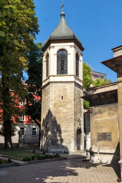 RUSE, BULGARIA - 15 AĞUSTOS 2021: Bulgaristan 'ın Ruse kentinin merkezindeki Kutsal Üçlemeci Ortodoks Kilisesi