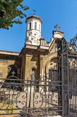 RUSE, BULGARIA - 15 AĞUSTOS 2021: Bulgaristan 'ın Ruse kentinin merkezindeki Kutsal Üçlemeci Ortodoks Kilisesi