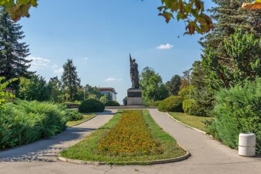 RUSE, BULGARIA - 15 AUGUSR 2021: Bulgaristan 'ın Ruse kentinde Alyosha olarak bilinen Sovyet Ordusu Anıtı