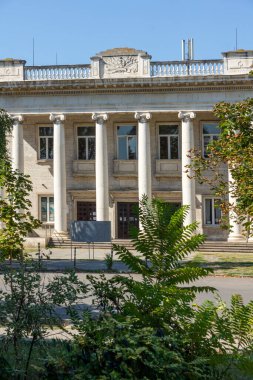 RUSE, BULGARIA -15 AĞUSTOS 2021: Bulgaristan 'ın Rusçuk kentinin merkezine Filarmoni Salonu İnşa