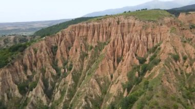 Kaya oluşumunun hava görüntüsü Stob piramitleri, Rila Dağı, Kyustendil bölgesi, Bulgaristan