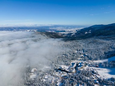 Bulgaristan 'ın Sofya Bölgesi' ndeki Borovets kayak merkezi yakınlarındaki Rila Dağı 'nın kış manzarası